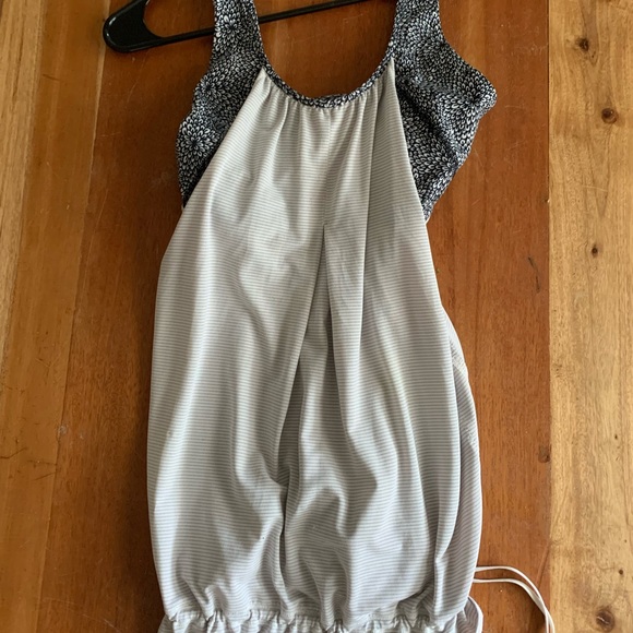 Lululemon tank top size 4 - Picture 3 of 11